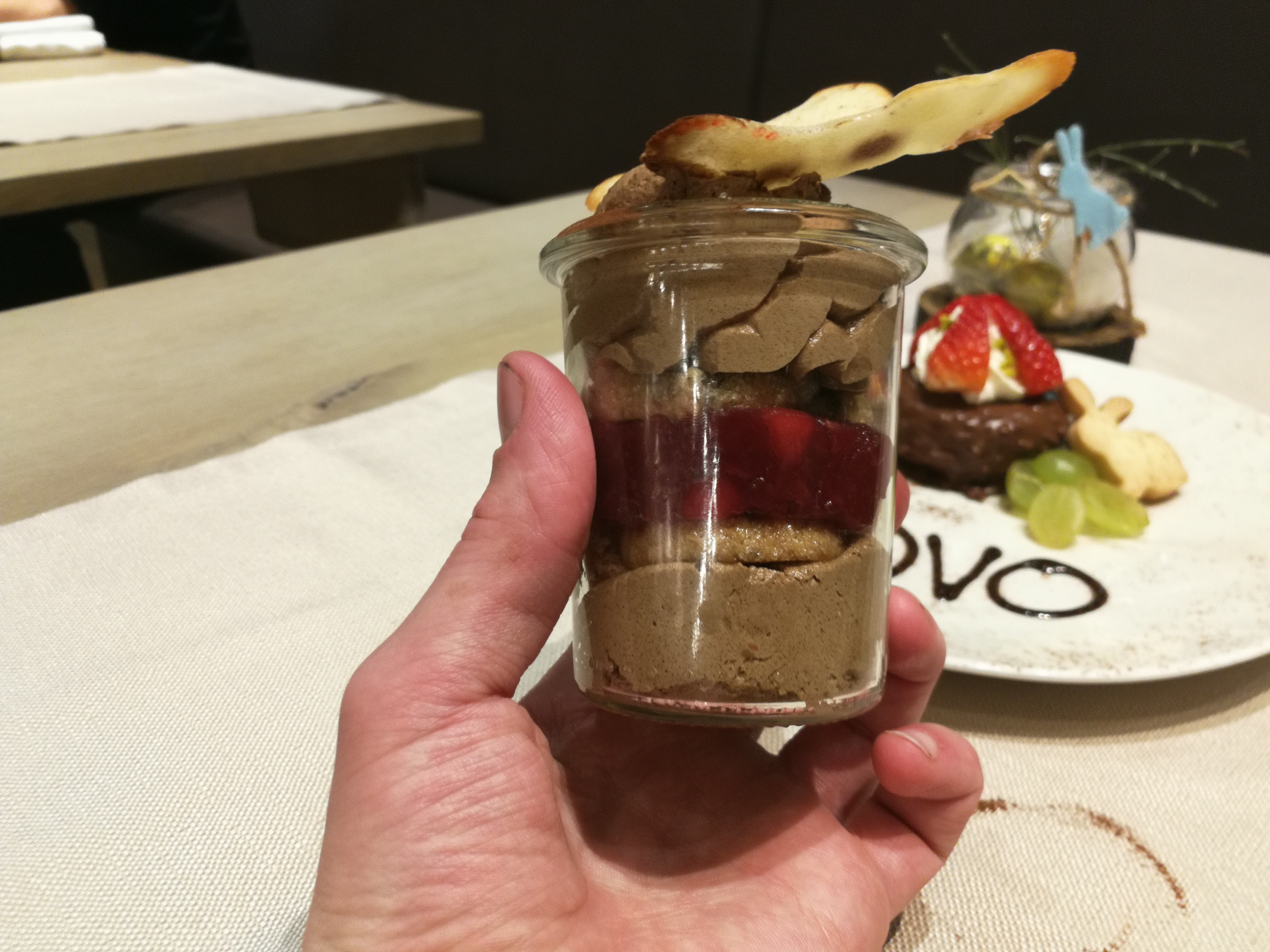 Feines Ovo Mousse Tiramisu mit Beeren-Kompott