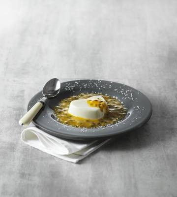 Coeurs de flan blanc manger dur miroir aux fruits de la passion et noix de coco râpée