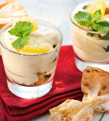 Crème mousse à l’orange avec papillons de strudel