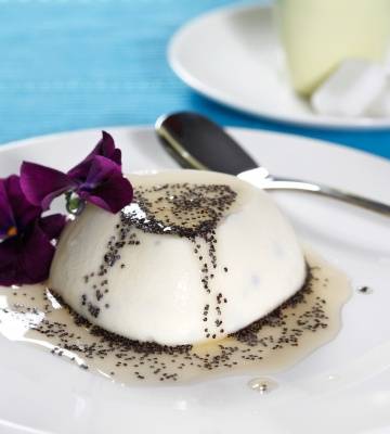 Veilchen-Panna Cotta an Honig-Mohnsauce