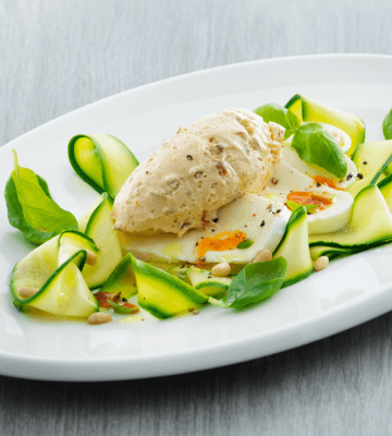 Pesto Rosso-Mousse auf Zucchini und Mozzarella