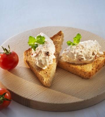 Schinkenmousse mit Cornichons und Tomaten