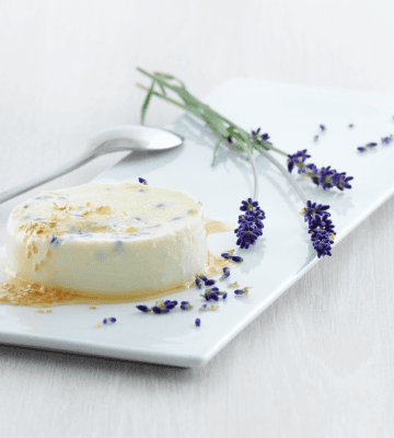 Panna cotta à la lavande et sauce au sésame