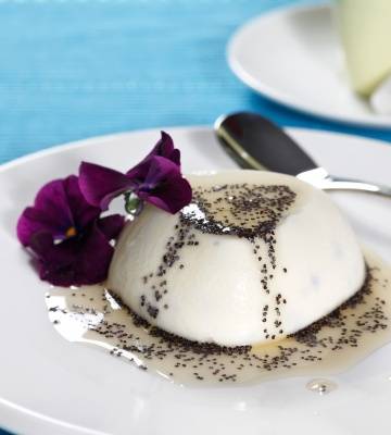Panna cotta à la violette et sauce pavot-miel
