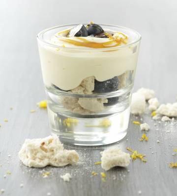 Mousse à lôrange aux myrtilles et pépites de meringue