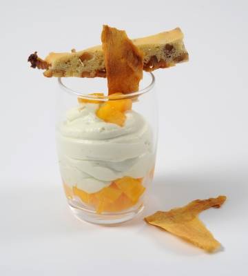 Crème à l’avocat avec biscuits mangue-noix