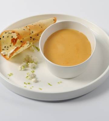 Crème brûlée mit Sesamhippe und Hüttenkäse