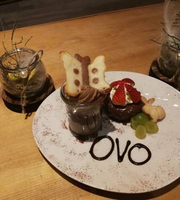 Feines Ovo Mousse Tiramisu mit Beeren-Kompott