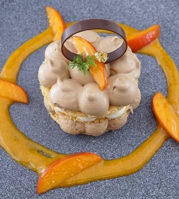 Mille Feuilles von Ovomaltine Mousse / Mascarpone Creme / Aprikosen - Gran Maniere Coulis