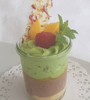 Schokoladen - und Pistazienmousse mit Mangocoulis