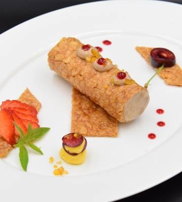 un biscuit chocolaté à la mousse Dawa et sa mousse mangue