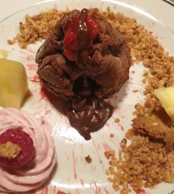 vo- Crunchy Lavaküchlein mit einem Himbeermousse und Crumble