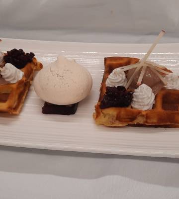 Gauffre au moût de bière, glace ovo, gel de citron et cerise au kirsh, mousse verveine réglisse, meringue fourée ovo