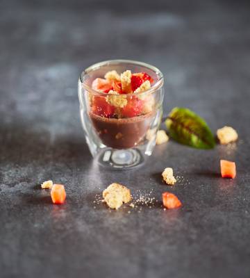 Zwieback-Crumbles mit Erdbeer-Würfelchen