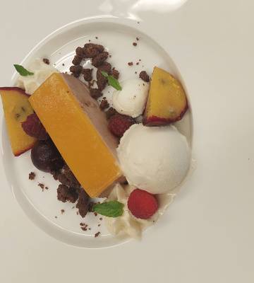 Dawa Dessert Komposition aus Frucht und Schokolade