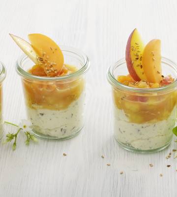 Weisses Schoggi-Mousse mit caramelisiertem Aprikosen-Pfirsich Salat 