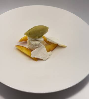 Pesche fermentate, meringa croccante con crema alle mandorle mousse al limone yuzu e sorbetto al basilico 