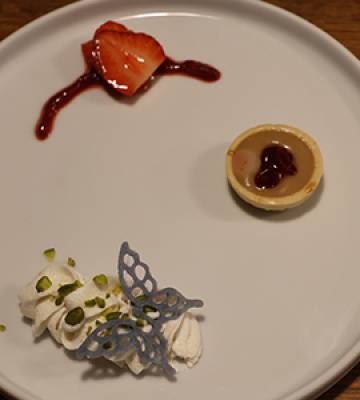 Kaffee-Karamell Tartelette mit Tonkamousse & Erdbeerkaviar