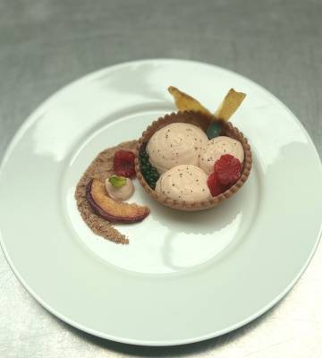 "Peachlette" mit Himbeerblüten und Minzdekor