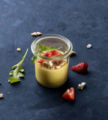 Caramel-Flan mit Erdbeeren, Rucola und Cashewnüssen