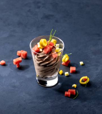 Schokoladen-Mousse mit Wassermelonen und Zucchetti