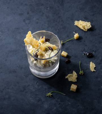 Mousse au chocolat blanc avec chips au fromage