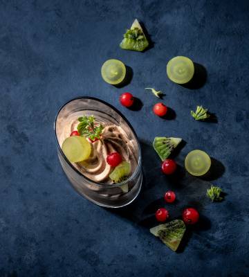 Ovomaltine-Mousse mit Trauben, Kiwi und Johannisbeeren