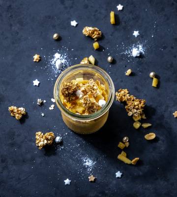 Crème brûlée aux flocons d’avoine, à la mangue et aux cacahuètes 